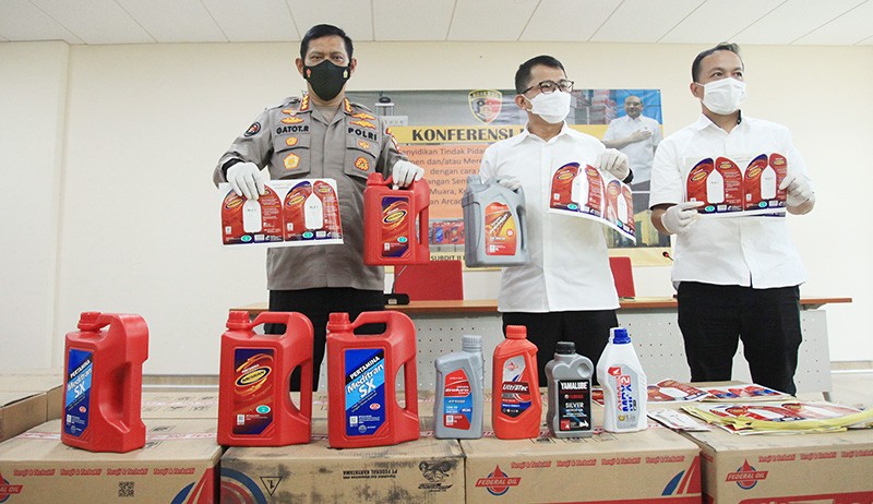 Penampakan Oli Palsu Berbagai Merek Diamankan Bareskrim Polri - Bagian 2