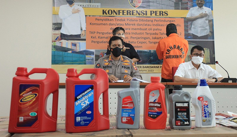 Penampakan Oli Palsu Berbagai Merek Diamankan Bareskrim Polri - Bagian 1
