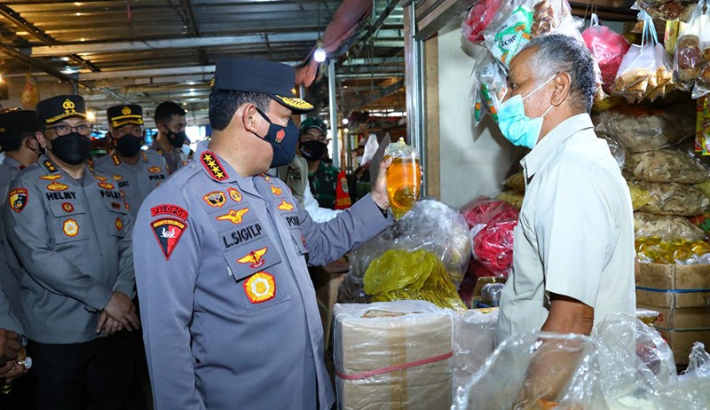 Jenderal Sigit Turun Langsung ke Pasar Pastikan Stok Minyak Goreng Aman - Bagian 3