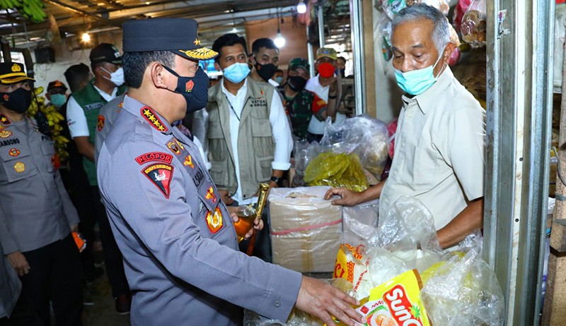 Jenderal Sigit Turun Langsung ke Pasar Pastikan Stok Minyak Goreng Aman - Bagian 2