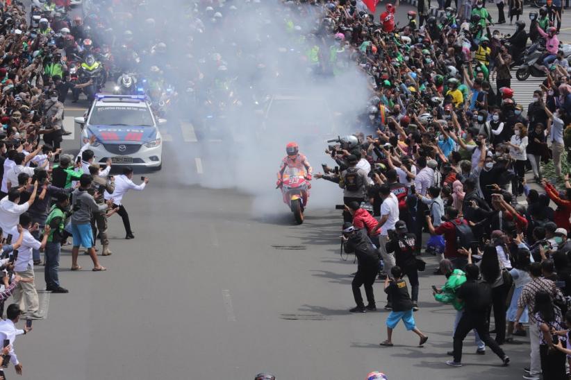 Aksi Marc Marquez Geber Motor hingga Burnout Bikin Heboh di Jalan MH Thamrin - Bagian 1