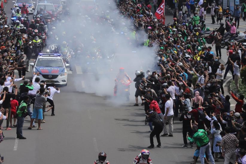 Aksi Marc Marquez Geber Motor hingga Burnout Bikin Heboh di Jalan MH Thamrin - Bagian 3