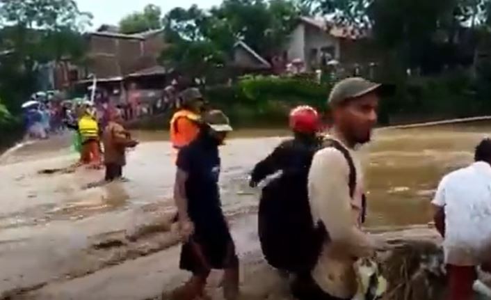 Banjir Bandang Terjang Brebes, 5 Rumah Hanyut, Puluhan Warga Mengungsi