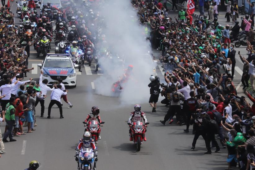 Aksi Marc Marquez Geber Motor hingga Burnout Bikin Heboh di Jalan MH Thamrin - Bagian 4