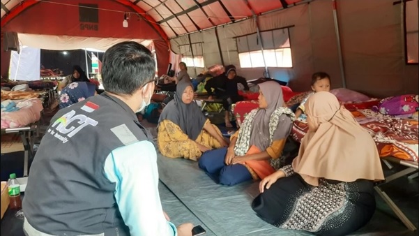 ACT Salurkan Bantuan Sembako bagi Ratusan Korban Tanah Bergerak di Tegal