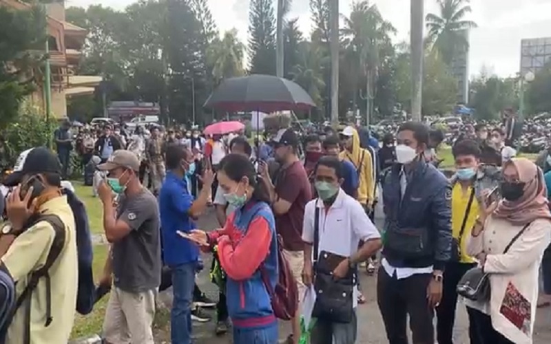title Antrean Penukaran Tiket MotoGP Membeludak, Warga Tunggu Berjam-jam Antrean Penukaran Tiket MotoGP Membeludak, Warga Tunggu Berjam-jam