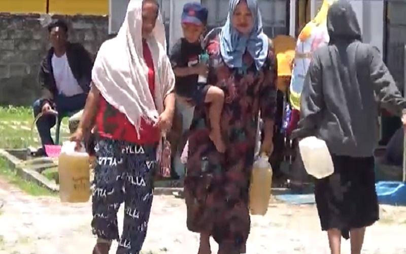 Demi Minyak Goreng, Warga Tempuh Jarak 10 Km hingga Wajib Bawa KTP dan KK