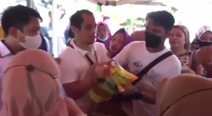Antre Sejak Pagi, Warga di Gowa Rebutan Minyak Goreng di Pasar Murah