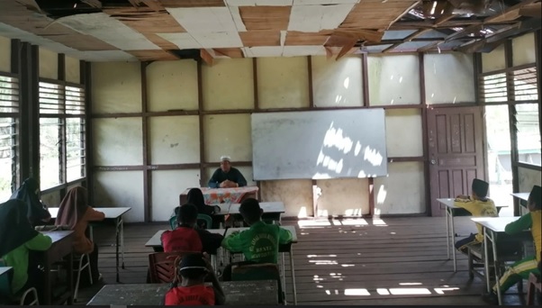 Sekolah Rusak Tak Surutkan Semangat Belajar Siswa MTs di Pekanbaru