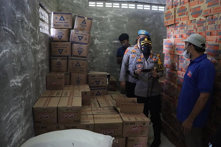 title Pantau Distribusi Minyak Goreng, Kapolres Kulonprogo Pastikan Tak Ada Penimbunan Pantau Distribusi Minyak Goreng, Kapolres Kulonprogo Pastikan Tak Ada Penimbunan