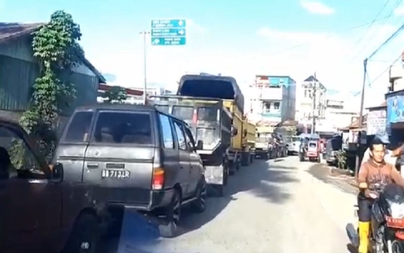 Solar Langka di Madina, Antrean Kendaraan Mengular di SPBU hingga Jalan Raya