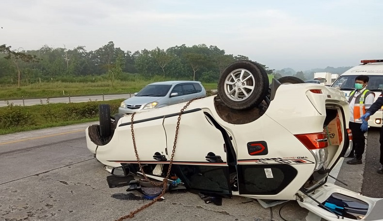 Xenia Terseret Truk 100 Meter lalu Terbalik di Tol Cipali, 1 Tewas 2 Luka