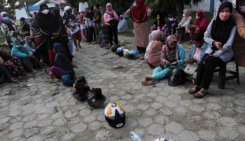 Warga Rela Antre Beli Minyak Goreng Sejak Pukul 03.00 Dini Hari Sambil Membawa KK - Bagian 2