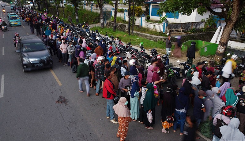 Warga Rela Antre Beli Minyak Goreng Sejak Pukul 03.00 Dini Hari Sambil Membawa KK - Bagian 1