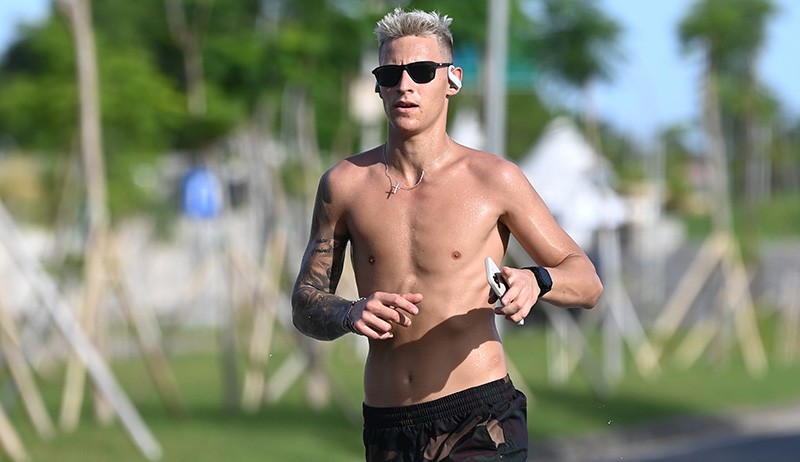 Telanjang Dada, Juara Dunia MotoGP Fabio Quartararo Jogging di Kawasan Mandalika - Bagian 2