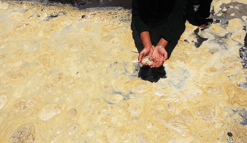 Pencemaran Limbah Solar di Pantai Balongan Indramayu Timbulkan Bau Menyengat - Bagian 2