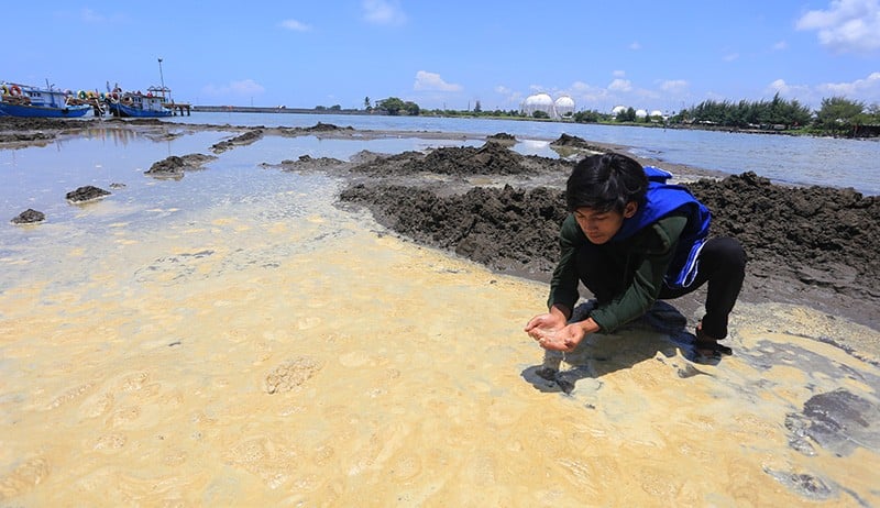 Pencemaran Limbah Solar di Pantai Balongan Indramayu Timbulkan Bau Menyengat - Bagian 1