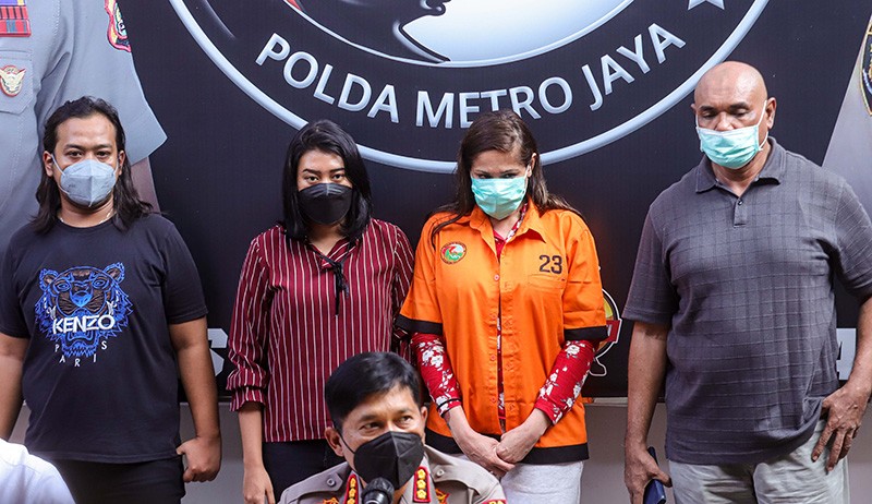 Penampilan DJ Chantal Dewi Pakai Baju Tahanan Narkoba - Bagian 2