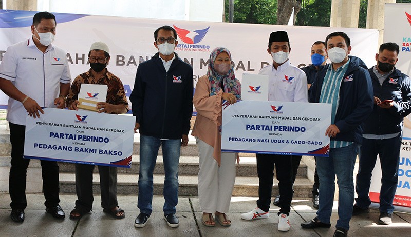 Partai Perindo Berikan Bantuan Gerobak dan Modal Usaha - Bagian 3