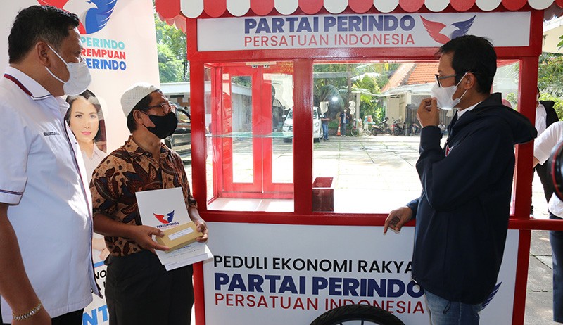 Partai Perindo Berikan Bantuan Gerobak dan Modal Usaha - Bagian 1