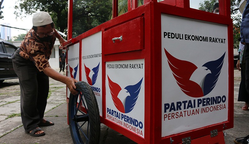 Partai Perindo Berikan Bantuan Gerobak dan Modal Usaha - Bagian 2