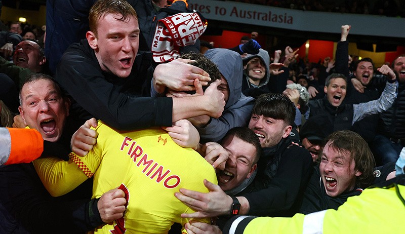 Momen Roberto Firmino Dipeluk Fans Liverpool usai Jebol Gawang Arsenal - Bagian 1