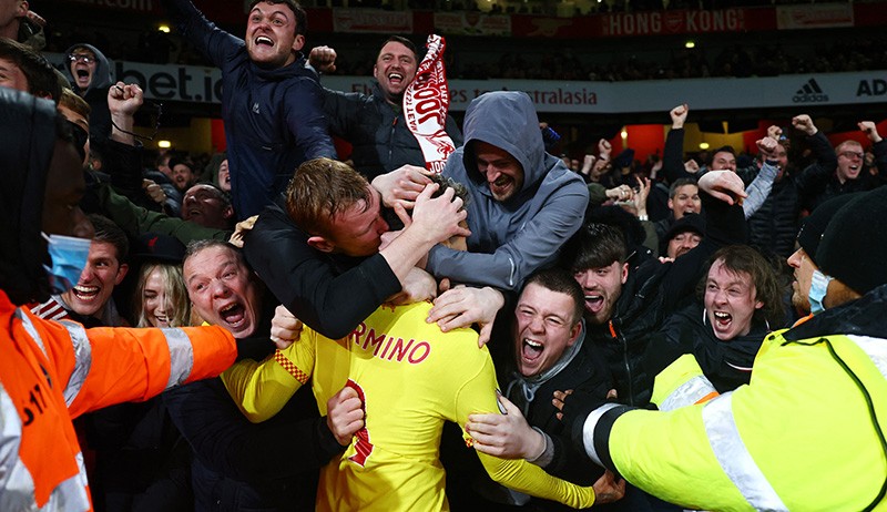 Momen Roberto Firmino Dipeluk Fans Liverpool usai Jebol Gawang Arsenal - Bagian 2