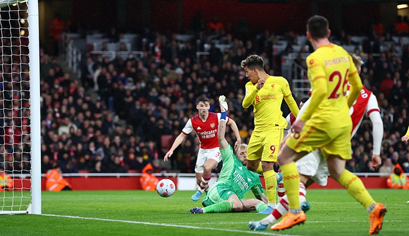 Momen Roberto Firmino Dipeluk Fans Liverpool usai Jebol Gawang Arsenal - Bagian 4