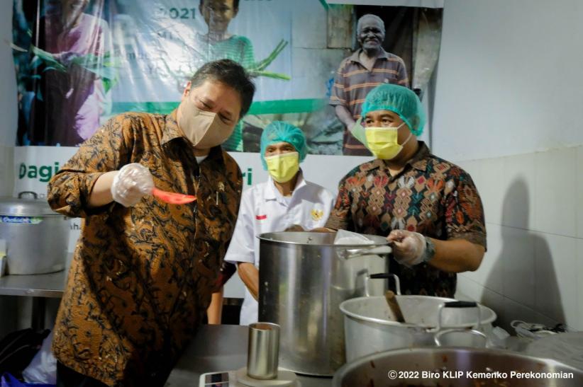 Dukung UMKM Go Export, Menko Airlangga Tinjau Industri Pengalengan di Yogyakarta