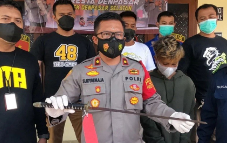 Bikin Takut Warga, Pemuda Acungkan Pedang di Denpasar Ditangkap Polisi
