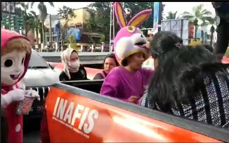 Polisi Angkut Badut dan Pengamen di Lampu Merah Palembang 