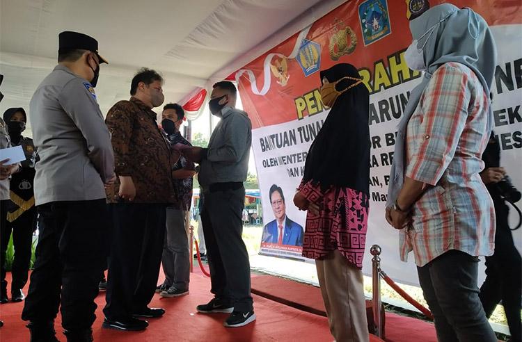 Menko Perekonomian Airlangga Hartarto Bagikan Bantuan untuk PKL dan Nelayan di Maguwoharjo