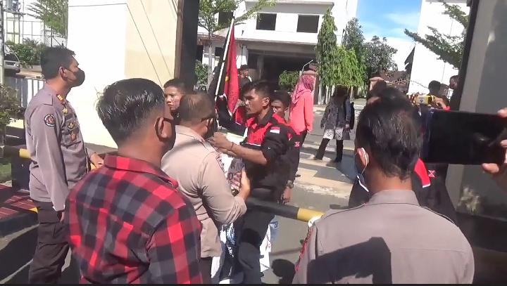 Demo 2.437 Nota Fiktif Berakhir Ricuh, Mahasiswa dan Polisi Saling Dorong