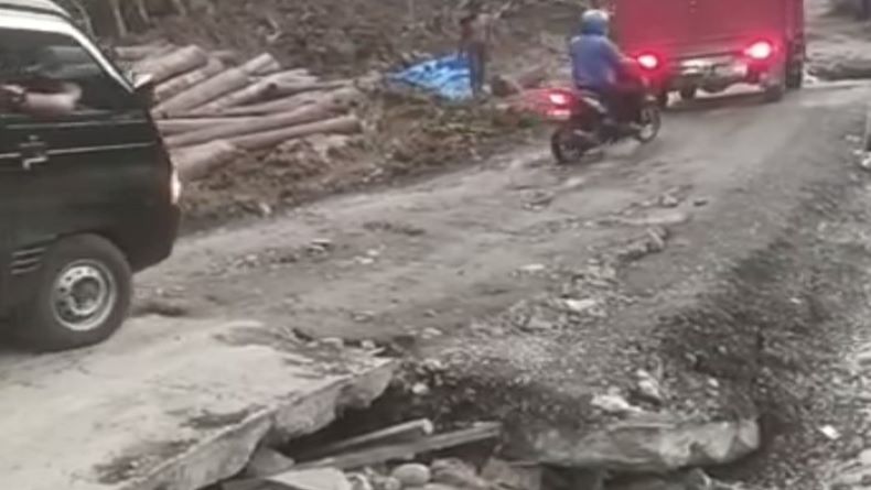 title Mohon Perhatian, Jalan Alternatif Salatiga-Grobogan di Kedungjati Rusak Parah Mohon Perhatian, Jalan Alternatif Salatiga-Grobogan di Kedungjati Rusak Parah