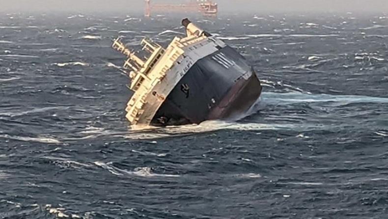 Kapal Kargo Pengangkut Mobil Tenggelam akibat Cuaca Buruk