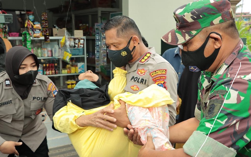 Terjun Langsung, Kapolresta Banjarmasin Gendong Lansia agar Bisa Divaksinasi Covid-19