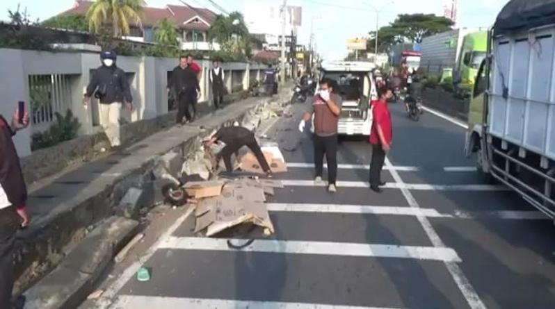 Diduga Hindari Material Perbaikan Trotoar, Ibu dan Anak di Batang Tewas Terlindas Truk