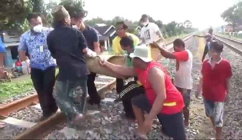 Kejar Jemaah Salat Ashar di Masjid, Pengendara Motor di Jombang Tewas Ditabrak Kereta
