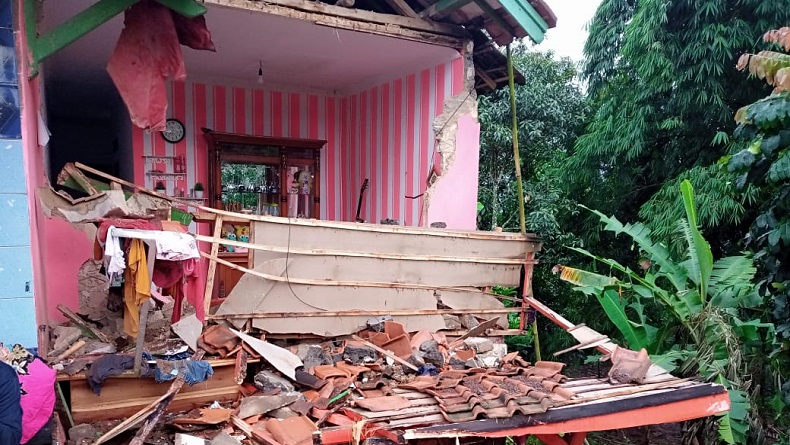 Bencana Longsor Terjang Sarimukti KBB, 2 Rumah Rusak Berat, 1 Warga Terluka