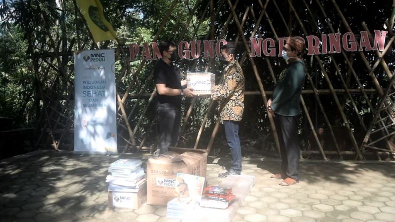 Dibantu Peralatan dari MNC Peduli, Pengunjung Perpustakaan Desa di Kudus Ini Makin Antusias 
