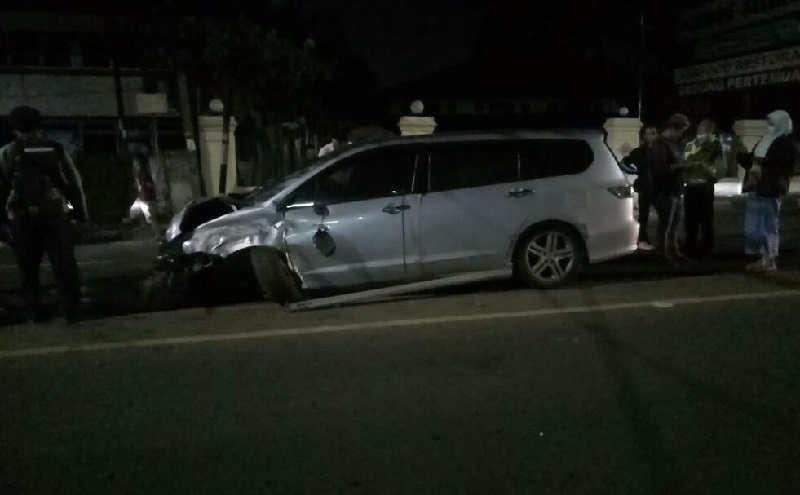 Mobil Ugal-ugalan Seruduk Gerobak hingga Pemotor di Tangerang, Sopir Diduga Mabuk