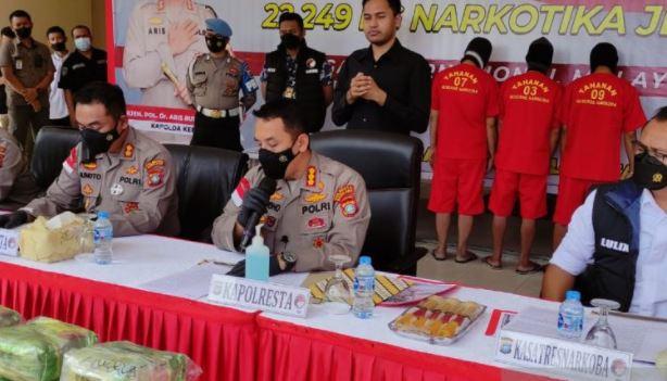 title Penyelundupan Sabu 22 Kg dari Malaysia Digagalkan di Batam, 4 Pelaku Ditangkap Penyelundupan Sabu 22 Kg dari Malaysia Digagalkan di Batam, 4 Pelaku Ditangkap