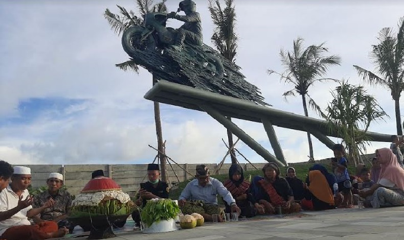 Penampakan Ritual Masyarakat di Depan Sirkuit Mandalika, Tepat di Bawah Patung Jokowi