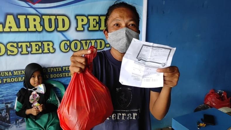 Usai Divaksin, Masyarakat Pesisir Tanjung Limbung Muntok Dapat Minyak Goreng dan Gula