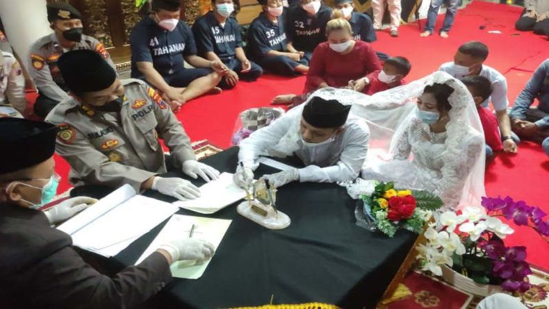 Jadi Tersangka Kasus Penganiayaan, Tahanan Ini Menikah di Kantor Polisi