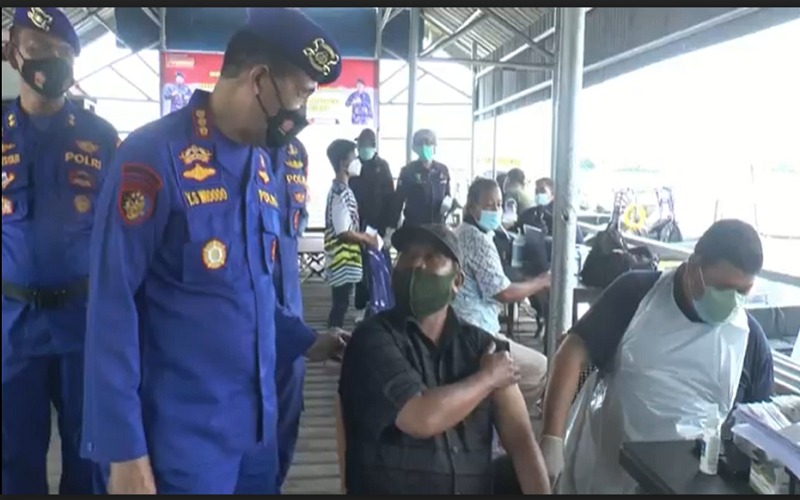 Polda Sumsel Vaksinasi Dosis Ketiga Warga Pesisir Sungai Musi 