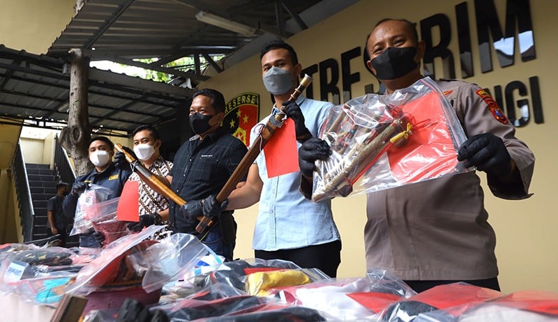 Bentrokan Perguruan Silat di Banyuwangi Gunakan Ketapel hingga Pedang - Bagian 2
