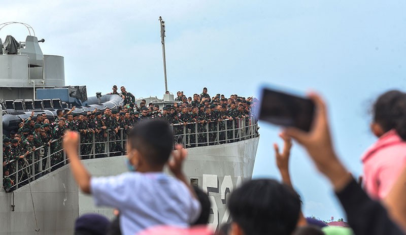 Isak Tangis Keluarga Selimuti Keberangkatan 400 Prajurit TNI AD ke Papua - Bagian 4
