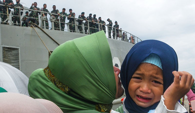 Isak Tangis Keluarga Selimuti Keberangkatan 400 Prajurit TNI AD ke Papua - Bagian 2