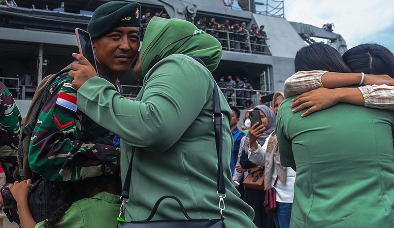 Isak Tangis Keluarga Selimuti Keberangkatan 400 Prajurit TNI AD ke Papua - Bagian 3